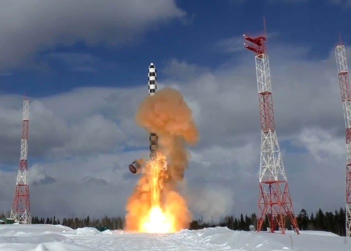 Rusiya “Sarmat” ballistik raketini sınaqdan keçirdi - VİDEO