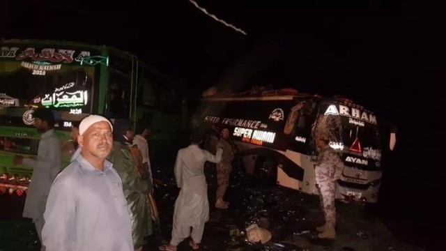 Pakistanda avtobus gölə düşdü: Ölənlər var (VİDEO)