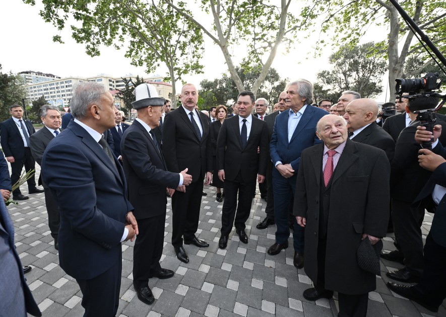 Prezidentlər Çingiz Aytmatovun abidəsinin açılış mərasimində iştirak ediblər - YENİLƏNİB (FOTOLAR)