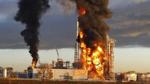 Rusiyada neft emalı zavodu yandı