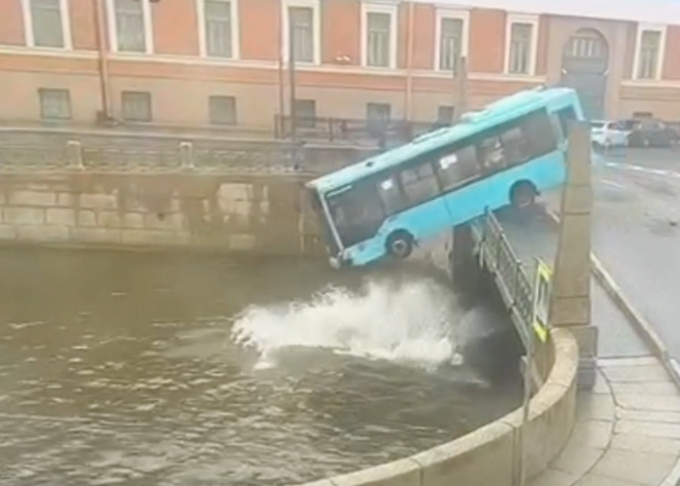 Rusiyada çaya düşən avtobus sürücüsünəcinayət işi açıldı