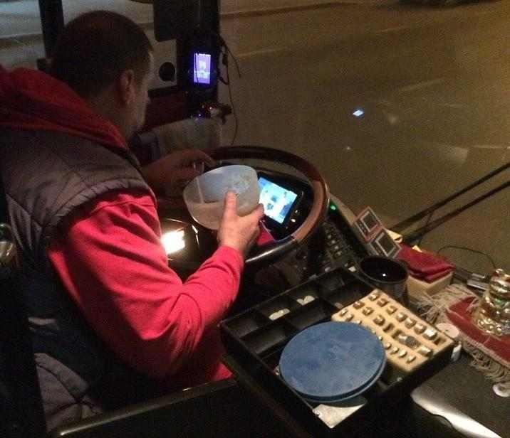 Seriala baxır, yemək yeyir, telefonla danışır -  11 nömrəli avtobus sürücüsü - FOTO