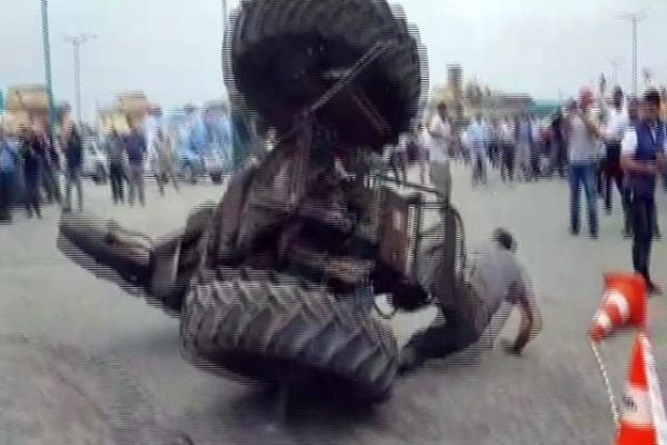 Avtoş traktor sürücüsü ölümdən son anda qurtuldu  - VİDEO