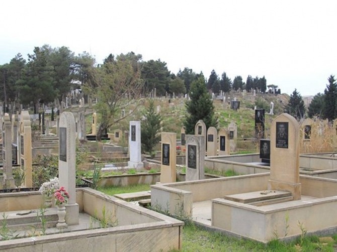 Bakıda FACİƏ:   Qadın oğlunun və ərinin məzarı üstündə öldü