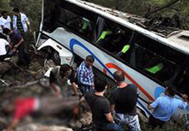 Avtobus dərəyə yuvarlandı -  17 ölü