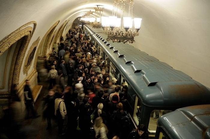 Bakıda metrosunda qatarın işıqları söndü - Stansiya da qapılar açılmadı
