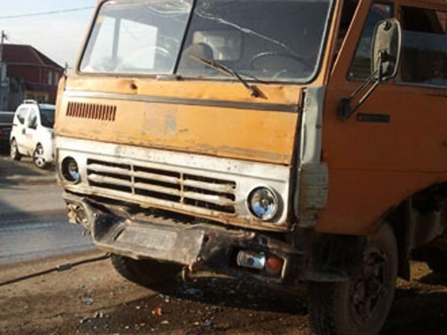 Sabirabadda iki "KamAZ" toqquşdu - sürücülərdən biri öldü
