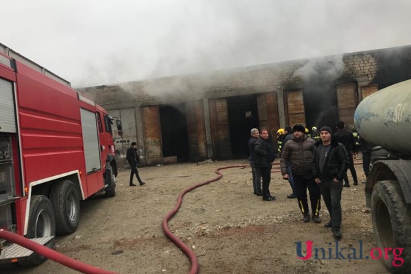Abşeronda avtomobil təmiri sexi yandı - FOTO