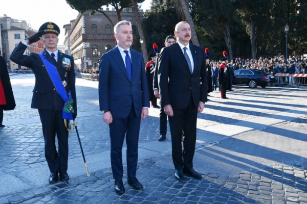 Prezident Romada naməlum əsgər abidəsini ziyarət edib - FOTOLAR