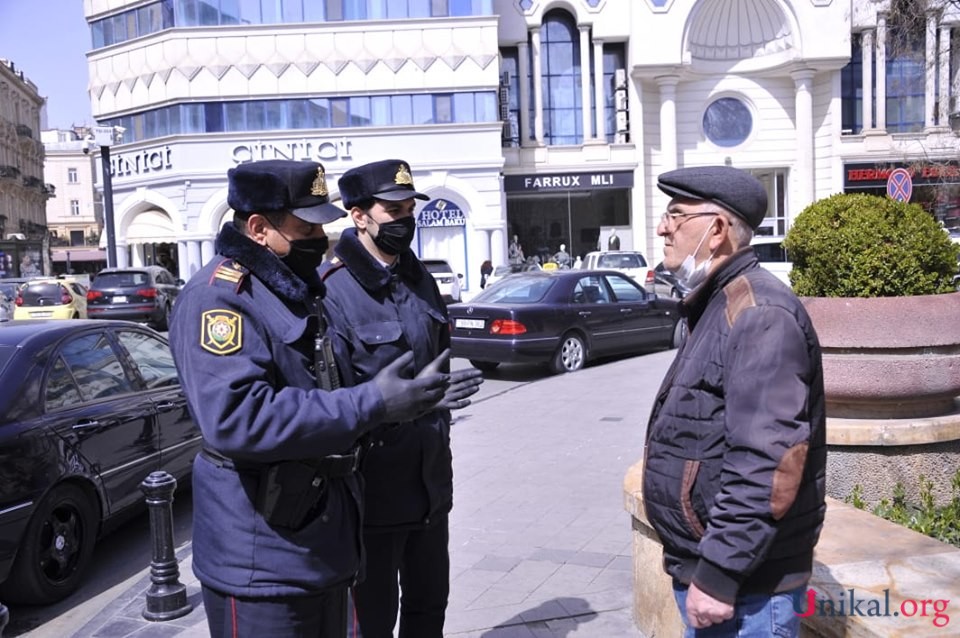 Bakıda polis bütün küçələrdə əhaliyə xəbərdarlıqlar edir - Foto