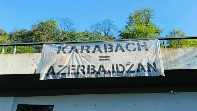 Praqanın mərkəzi körpüsünün üzərindən "Qarabağ Azərbaycandır!" posteri asılıb 
