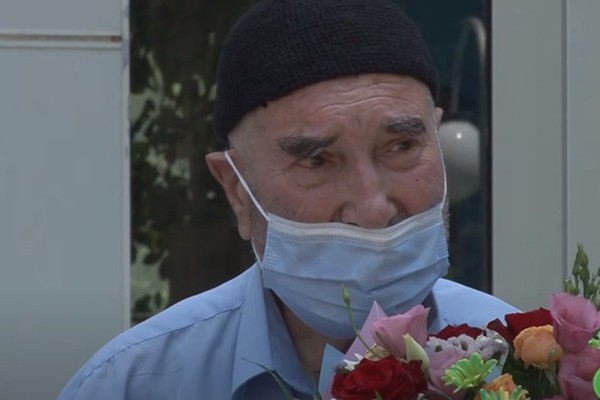 Azərbaycanda 90 yaşlı kişi koronavirusdan sağaldı - VİDEO