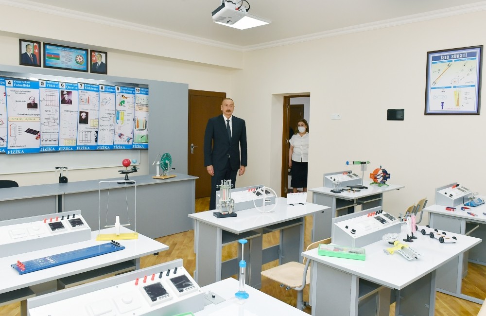 İlham Əliyev məktəbin açılışında - FOTOLAR