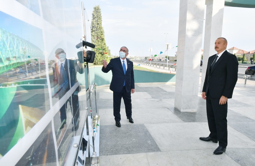 Dövlət başçısı yerüstü piyada keçidinin açılışında - YENİLƏNİB (FOTO)