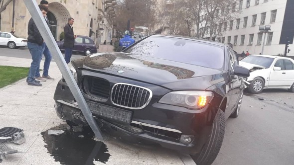 Salyanda "BMW" yol kənarındakı piyadanı vurdu