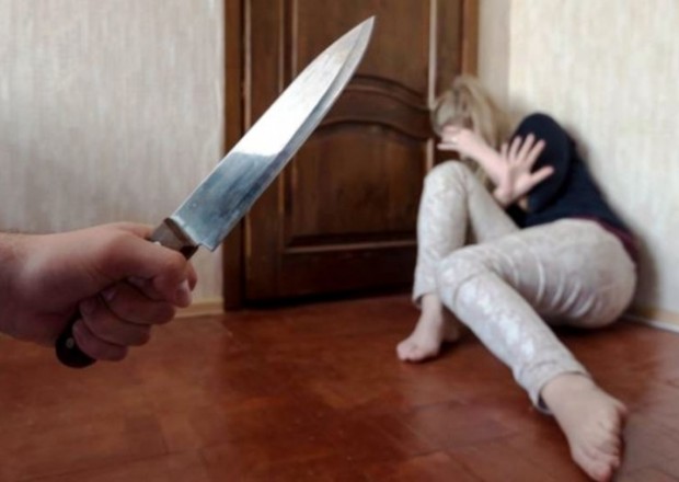 Abşeronda QANLI OLAY: Kişi həyat yoldaşını oğlunun gözü qarşısında bıçaqladı