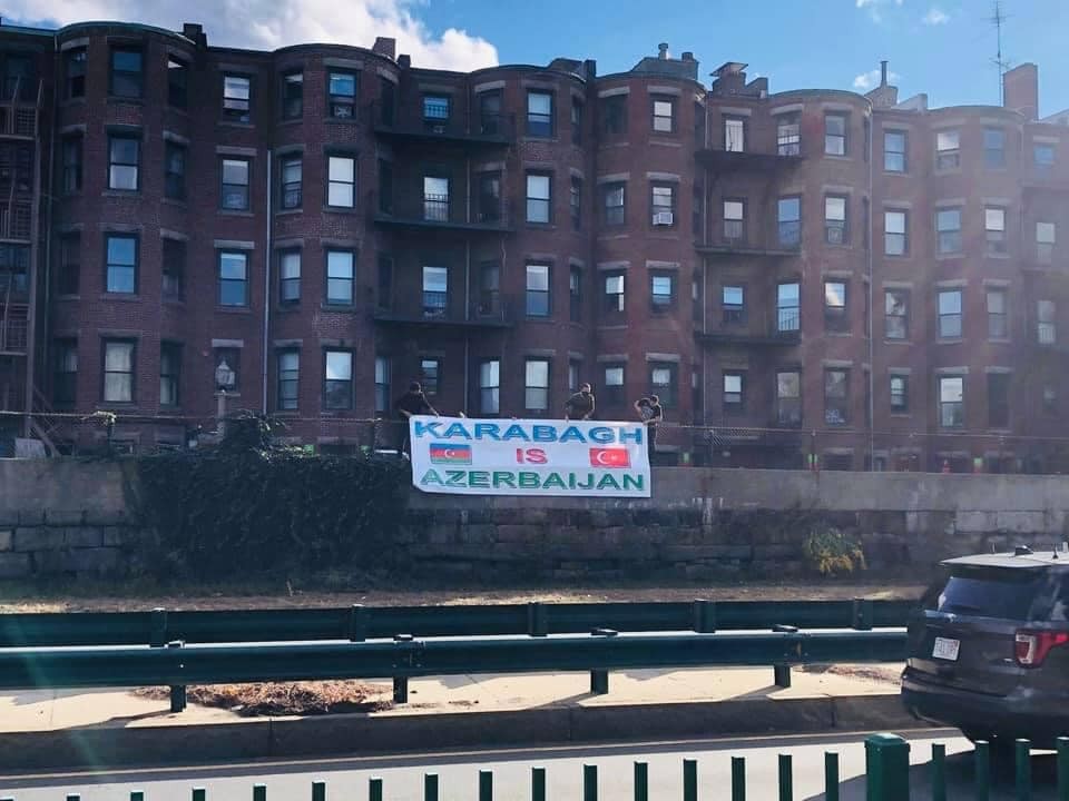 Bostonda “Qarabağ Azərbaycandır” plakatı asılıb 