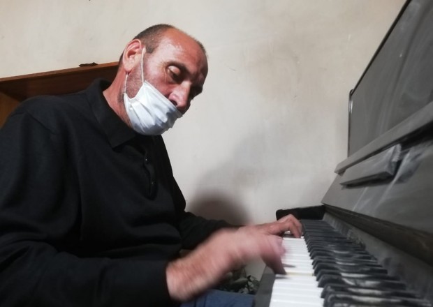 Gəncədə dağıntılar arasından yüksələn piano səsi - Video