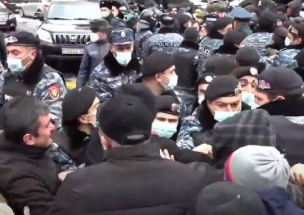 Polislə etirazçılar arasında toqquşma yarandı - Ermənistanda - VİDEO