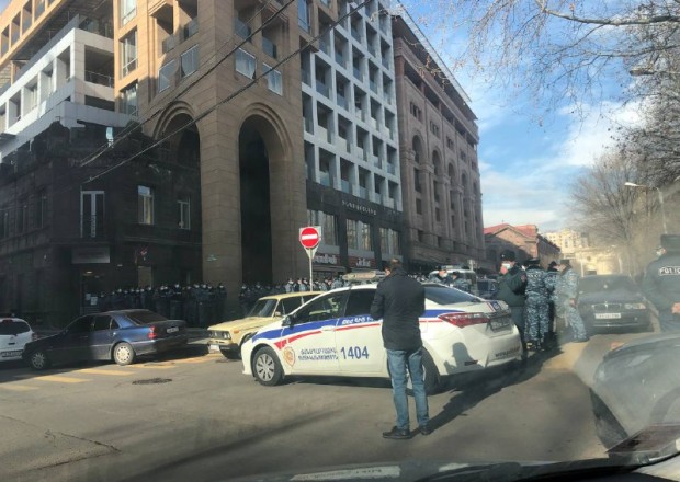 Ermənistanda polis hökumət binasını nəzarətə götürdü - snayperlər gətirildi (FOTOLAR)