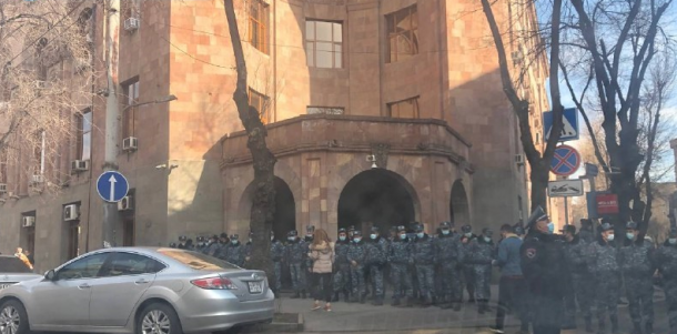Ermənistanda polis hökumət binasını nəzarətə götürdü - snayperlər gətirildi (FOTOLAR)