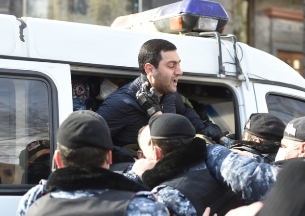 İrəvanda etirazçılar polis idarəsinin binasını mühasirəyə alıb