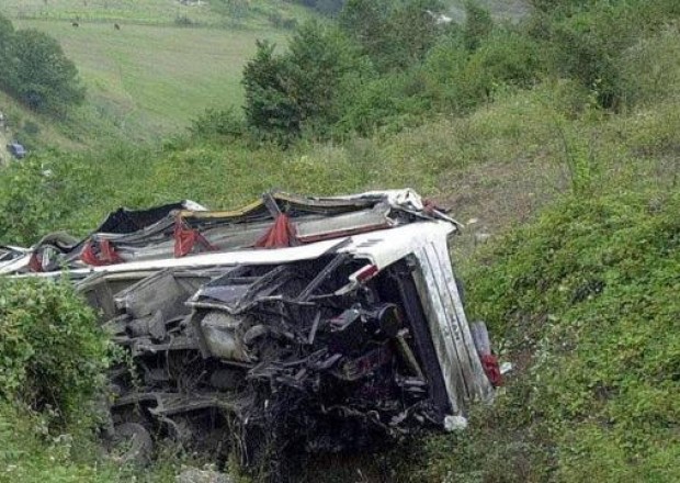 Boliviyada avtobus dərəyə yuvarlandı - 21 nəfər öldü