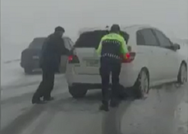 Polis qarlı yolda sürücülərə belə kömək edir - VİDEO