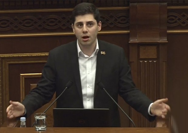 Ermənistanda daha bir deputat Paşinyanın fraksiyasından istefa verdi