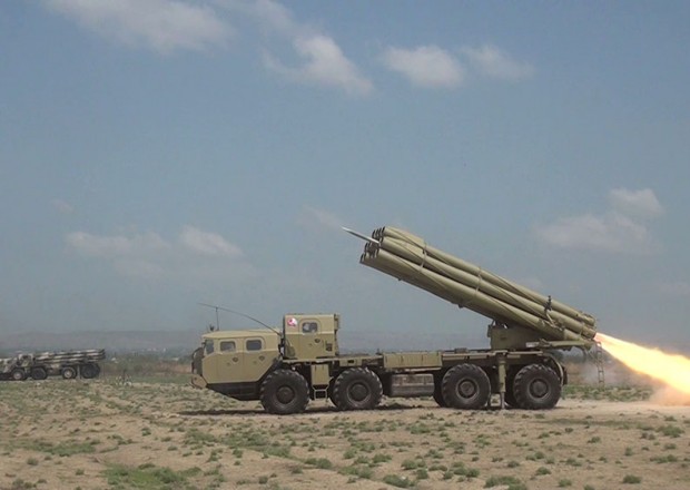 Raket-artilleriya batareyalarının döyüş atışlı taktiki təlimləri keçirilir - VİDEO