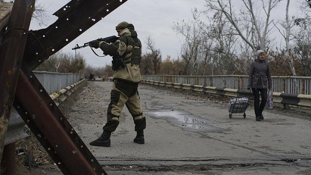 Ukrayna ordusu separatçıların kəndini atəşə tutdu
