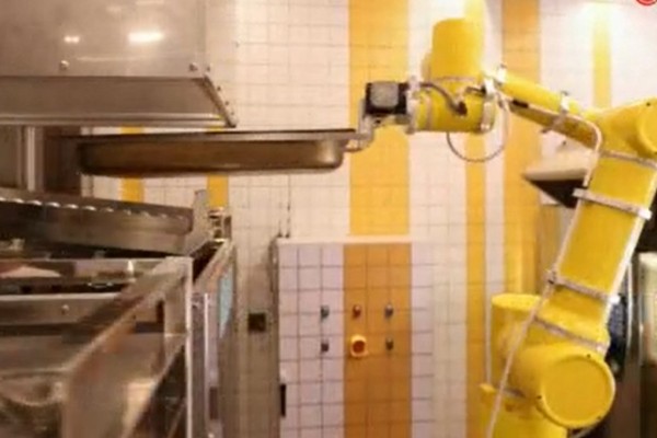 Bu restoranda yeməkləri robotlar hazırlayır