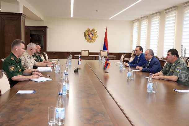 Ermənistanın yeni müdafiə naziri Rüstəm Muradovla görüşdü - FOTO