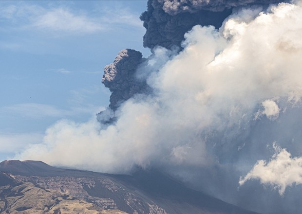 Etna vulkanı yenidən püskürdü