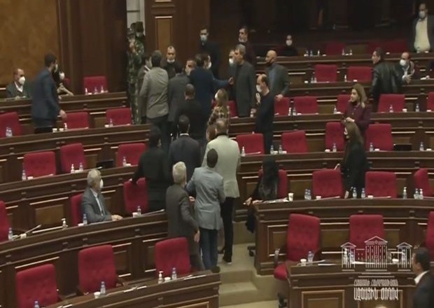 Ermənistanda millət vəkilləri parlamenti buna görə tərk etdi