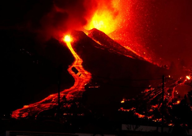 İspaniyada püskürən vulkanın lavaları 462 evi yandırdı