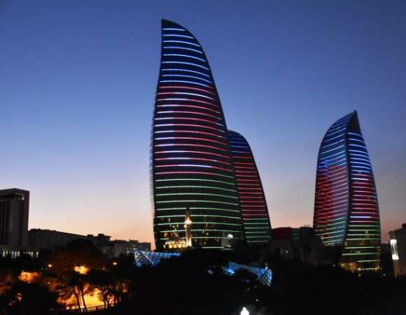 Bu binaların üzərində Azərbaycan bayrağı proyeksiya olunub - FOTO