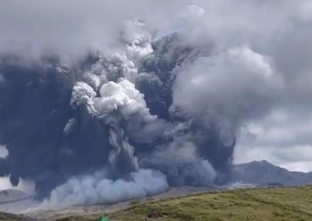 Dünyanın ən böyük vulkanı püskürdü - VİDEO
