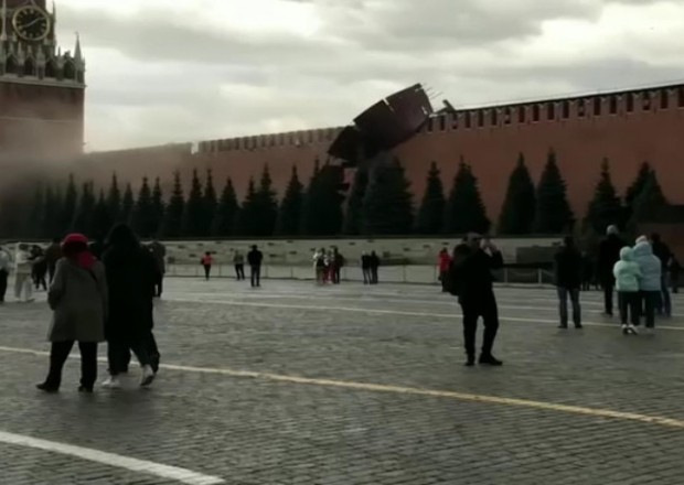 Kreml divarının bir hissəsi uçdu - VİDEO