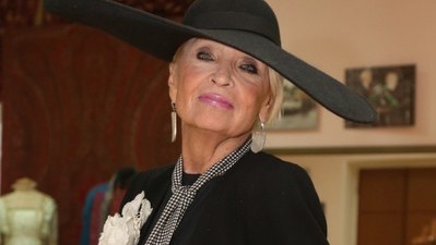 81 yaşlı aktrisa itkin düşüb 