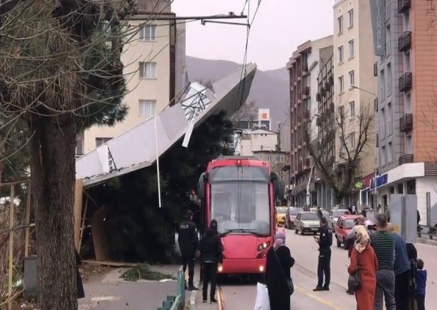Türkiyədə fırtına dağıntıya səbəb oldu - Ölənlər var