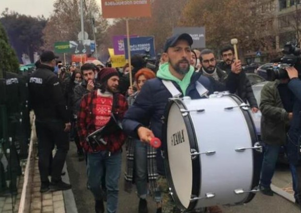 "Gürcüstanda hakim partiya zor gücünə hakimiyyətdə qalıb" - Etirazçılar