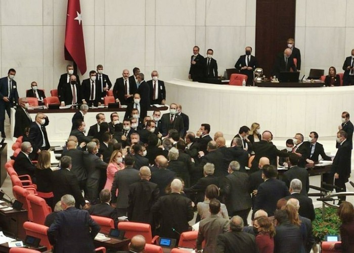 Türkiyə parlamentində deputatlar arasındadava düşdü