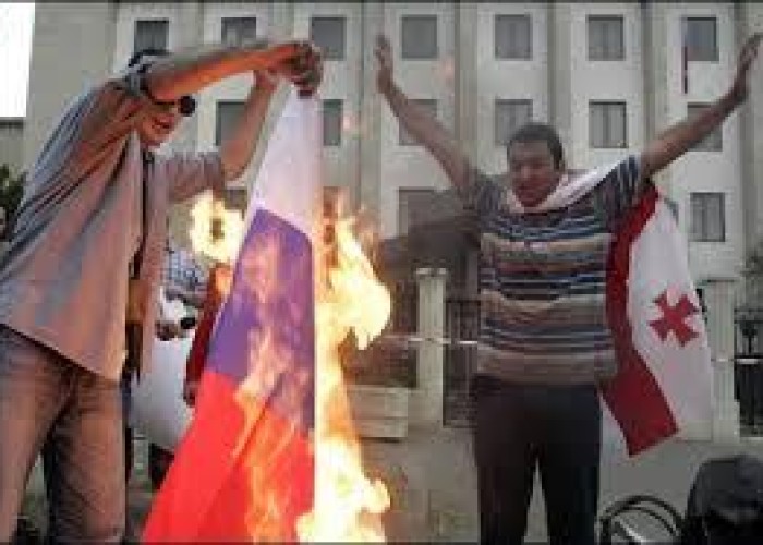 Ukraynalılar Rusiya bayrağını yandırdı - VİDEO