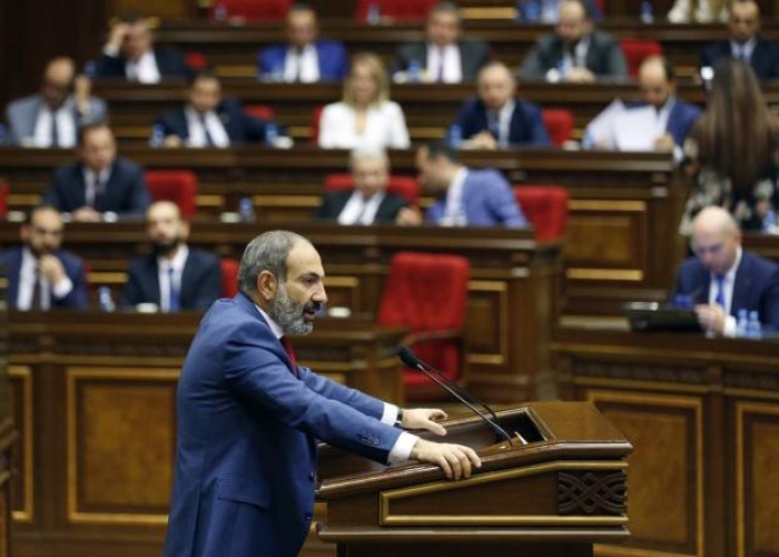 Ermənistanda 2 deputat istefa verdi