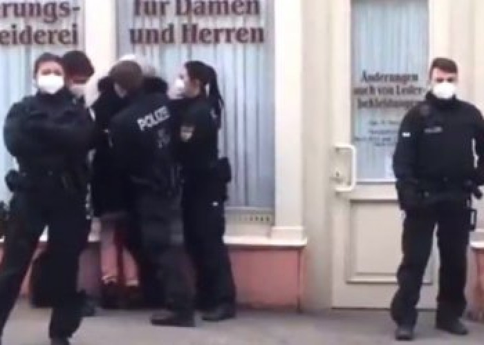 Alman polisi maska taxmayan qocanı zorla qandalladı