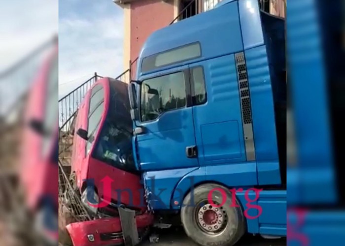 Abşeronda yük avtomobili minik maşını ilə toqquşdu - VİDEO
