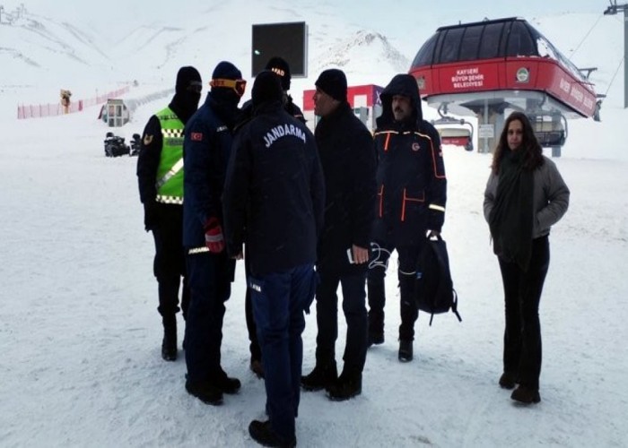 Türkiyədə turistlər qar uçqunu altında qaldı - Ölən var