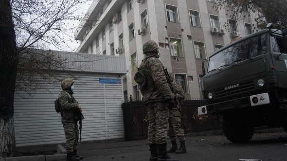 Polis Almatının mərkəzi küçələrini bağlayıb 
