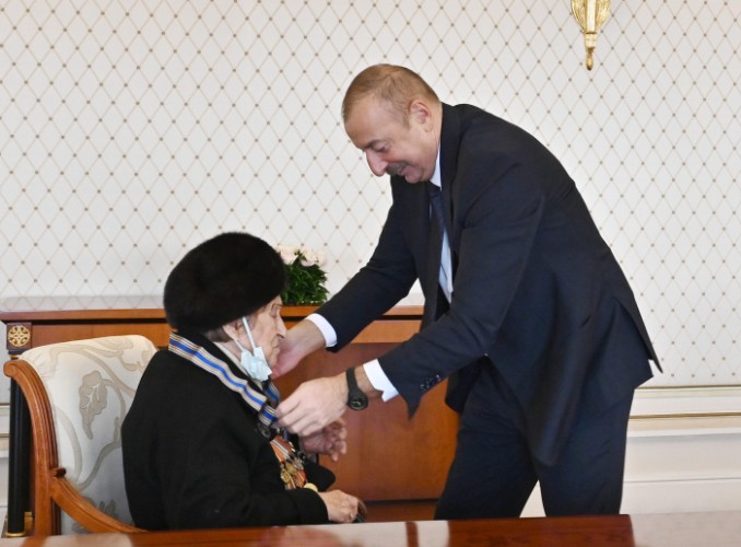 Prezident Fatma Səttarovaya “İstiqlal” ordenini təqdim etdi - YENİLƏNİB (FOTO)